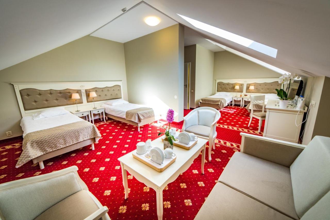 Hotel Sobienie Krolewskie Sobienie Szlacheckie 外观 照片