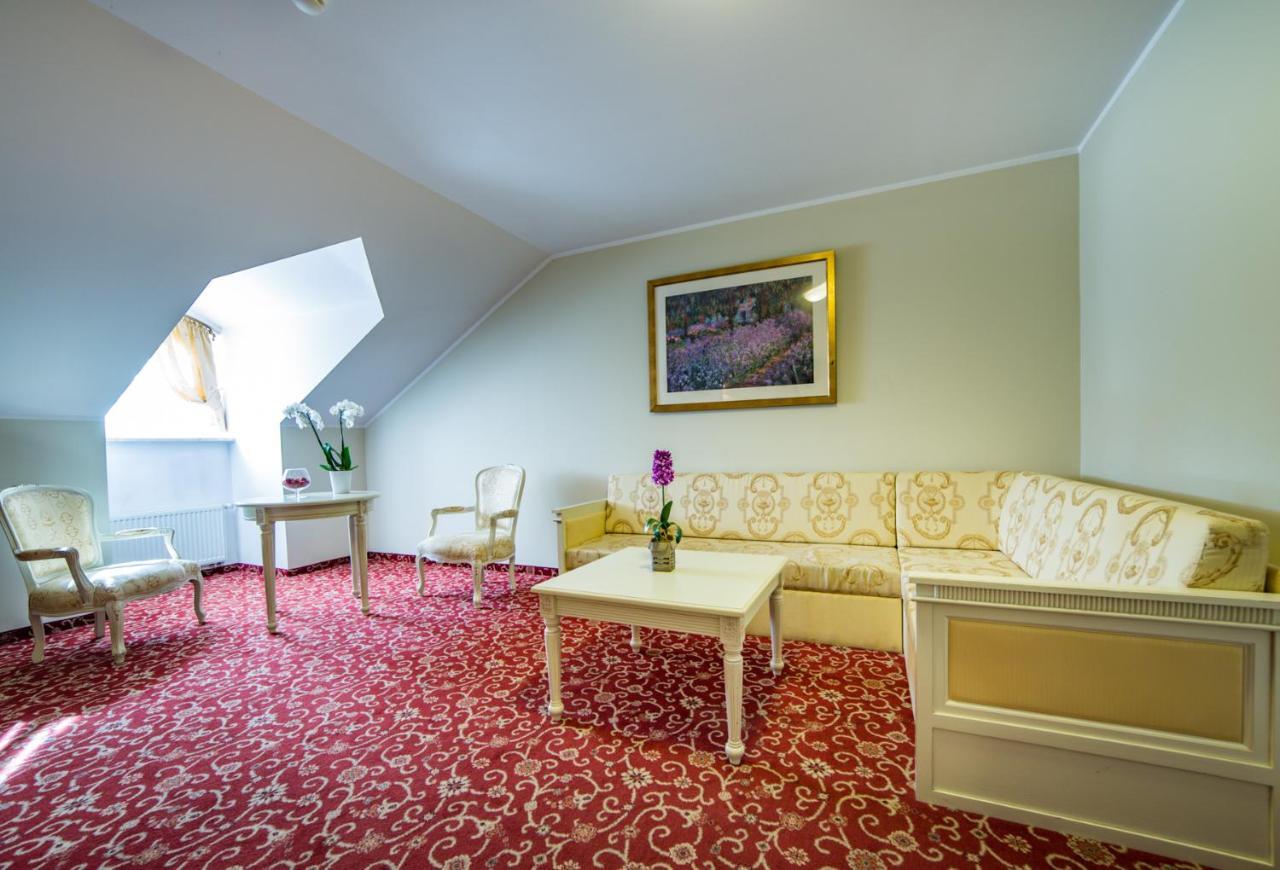Hotel Sobienie Krolewskie Sobienie Szlacheckie 外观 照片